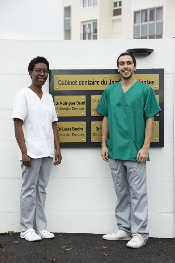 Dr Rodrigues  et son assistante dentaire Annick